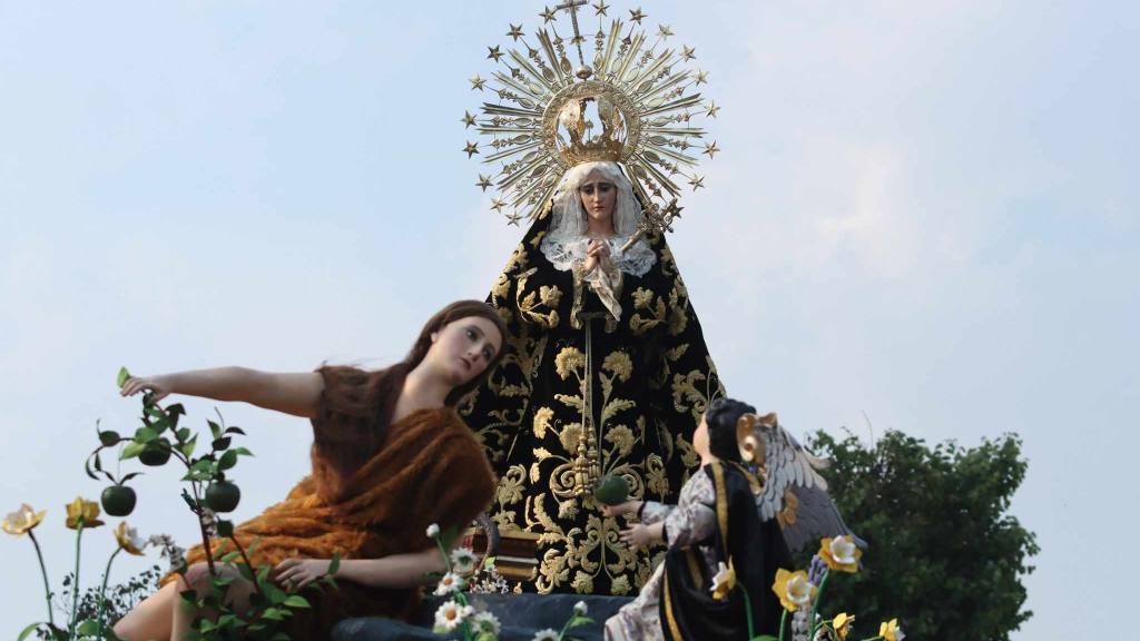 Fieles llevan en hombros a la Virgen de la Soledad | Álex Meoño