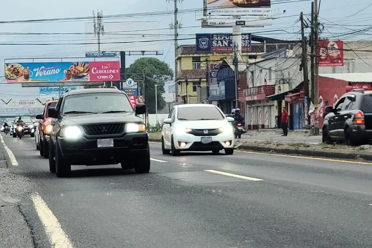 La afluencia de vehículos se incrementó en la carretera al Pacífico durante este sábado., Oliver Paniagua
