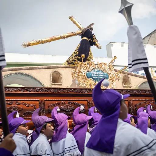 Niños y niñas cargan una imagen durante la procesión infantil de Candelaria este sábado, en la Ciudad de Guatemala , EFE/ David Toro