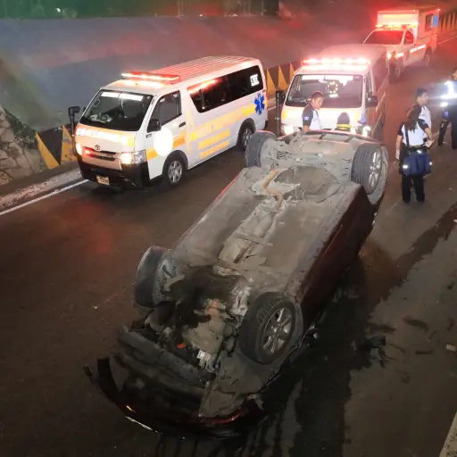 Bomberos Voluntarios atendieron un accidente de tránsito en la 19 calle y 5a. avenida de la zona 1, con saldo de un herido. ,Bomberos Voluntarios.