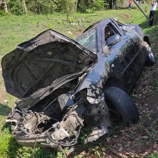 Por la fuerza del impacto, el carro que se accidentó perdió el motor. ,Emisoras Unidas Escuintla.
