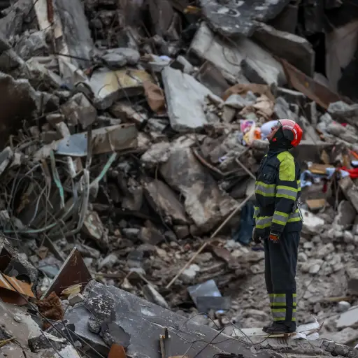 Un bombero ucraniano observa los daños tras un ataque ruso en una imagen de archivo , EFE/ Miguel Gutiérrez