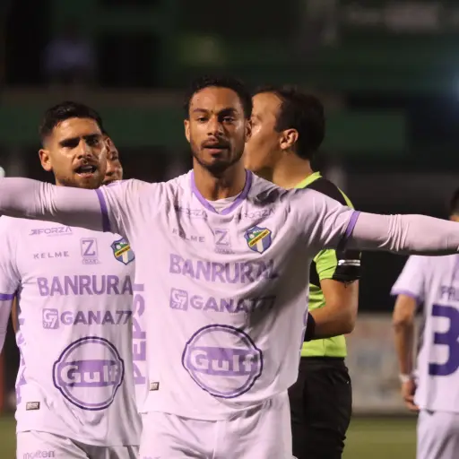 Comunicaciones triunfó ante Cobán Imperial con gol agónico de Marco Domínguez 