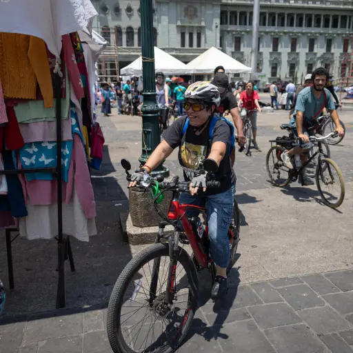 Un grupo de 20 personas de diferentes nacionalidades recorren las calles de Ciudad de Guatemala en bicicleta, tras haber rodado desde la Ciudad de México para denunciar casos de desaparición forzada y adopciones ilegales , EFE/ David Toro