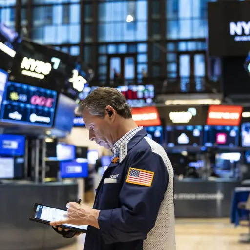 Foto de archivo que muestra a un corredor en la bolsa de valores de Nueva York , EFE/EPA/JUSTIN LANE