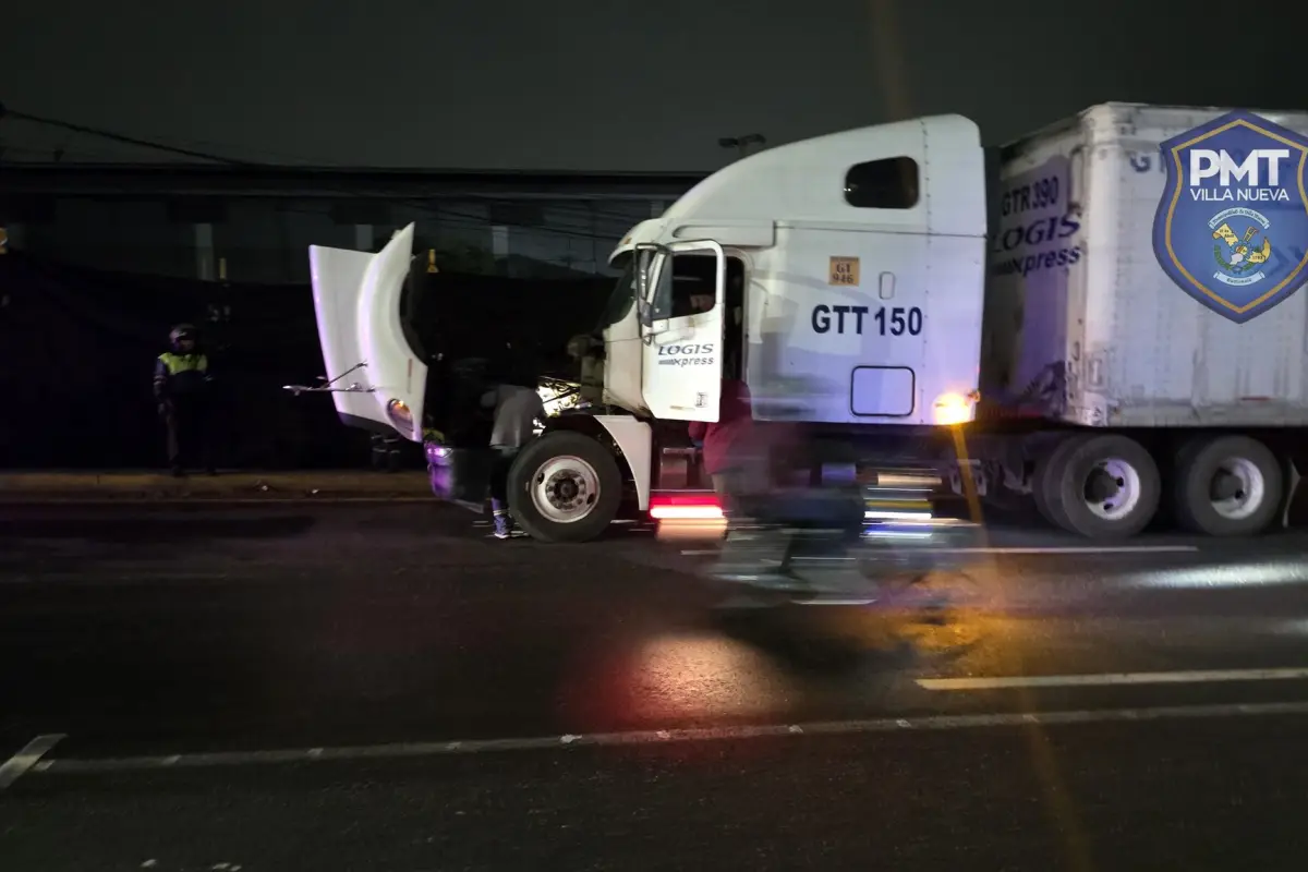 El tráiler averiado en Km. 17.5 de ruta al Pacífico., PMT de Villa Nueva