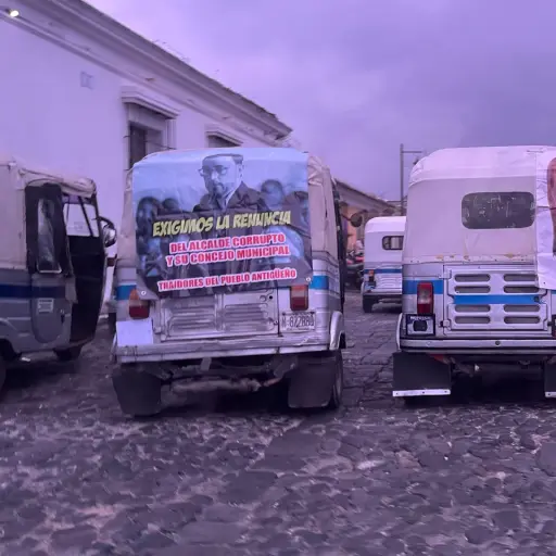La manifestación de pilotos de mototaxi en Antigua Guatemala.