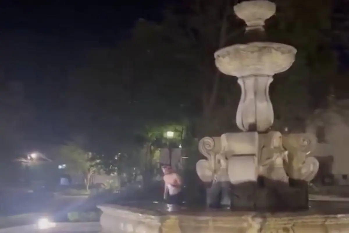 Turista extranjero es captado dentro de la Fuente de las Sirenas., Captura de pantalla video X.