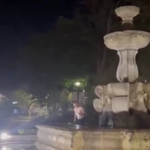 Turista extranjero es captado dentro de la Fuente de las Sirenas. ,Captura de pantalla video X.
