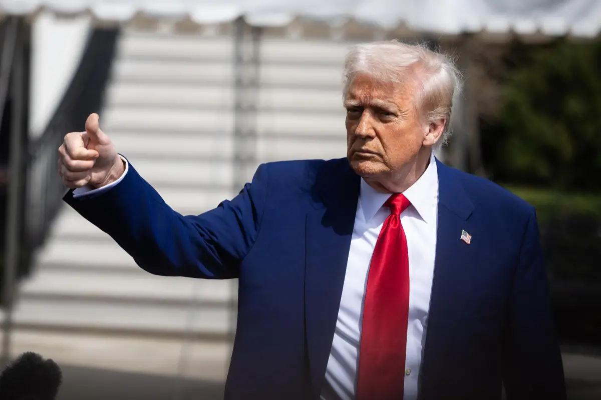 Donald Trump levantando el pulgar, EFE