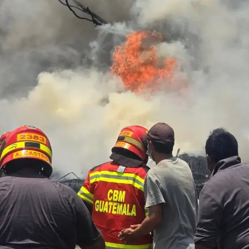 Bomberos Municipales y Voluntarios acudieron al lugar para apagar el fuego. ,Municipalidad de Mixco