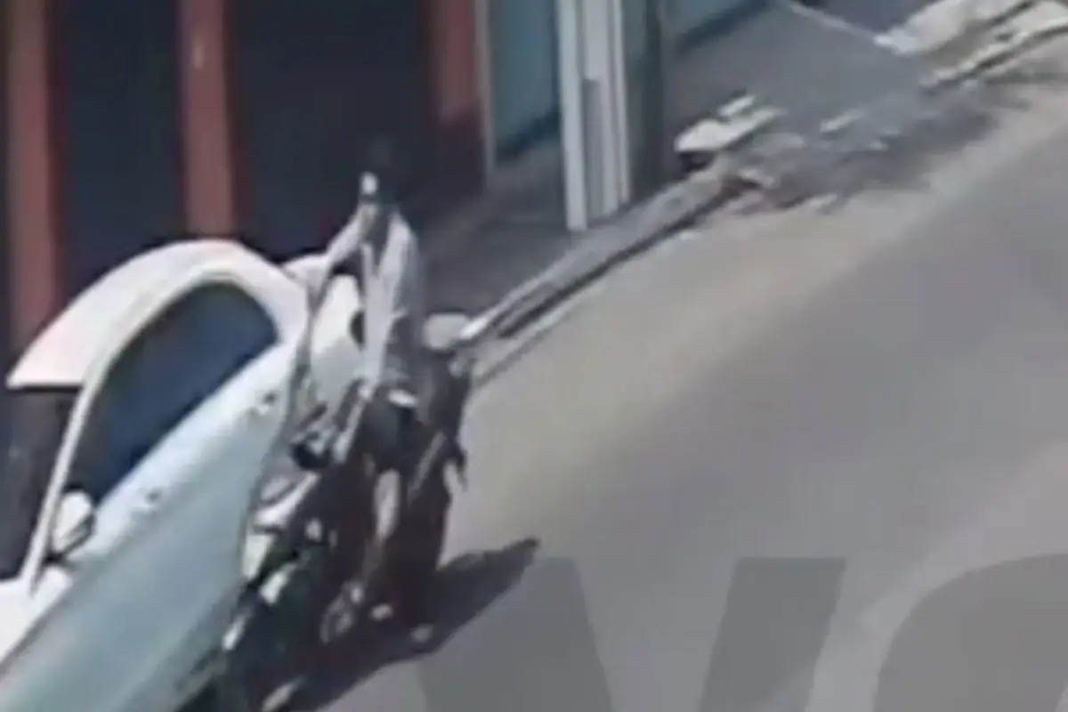 Motorista impacta contra vehículo estacionado., Captura de pantalla video X.