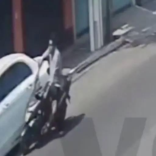 Motorista impacta contra vehículo estacionado. ,Captura de pantalla video X.