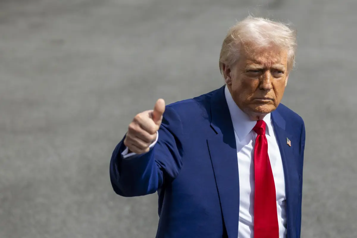 Donald Trump levanta el dedo pulgar, EFE