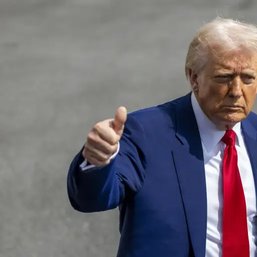 Donald Trump levanta el dedo pulgar ,EFE