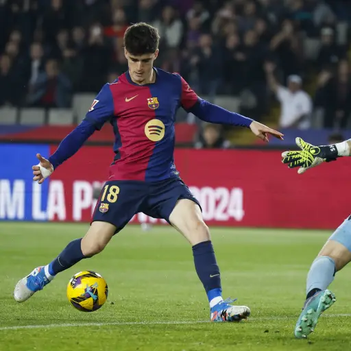  El delantero del F. C. Barcelona Pau Victor intenta superar a Sergio Herrera. 