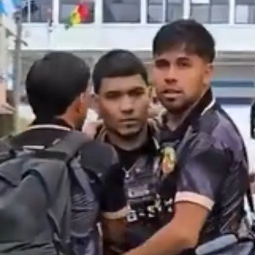 Aficionado de Marquense insulta a los jugadores tras finalizar el partido ante Comunicaciones 