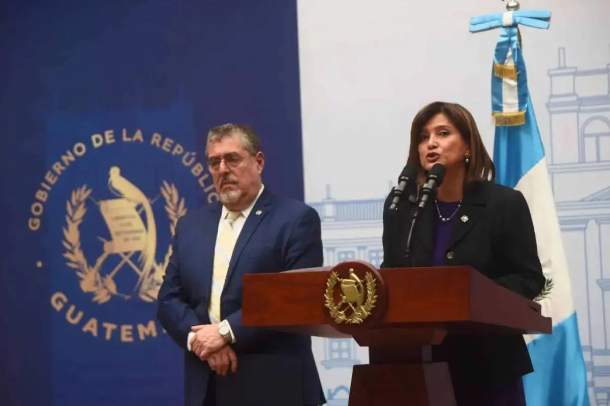 El presidente Bernardo ArÃ©valo y la vicepresidenta Karin Herrera durante una conferencia de prensa. / , FOTO: Archivo - Omar SolÃ­s
