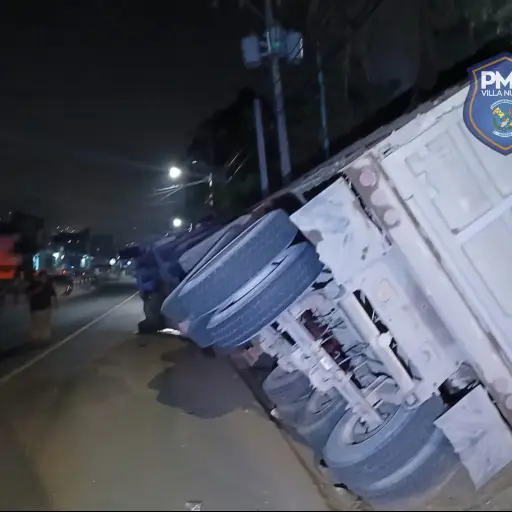 El tráiler volcó en un sector de Villa Nueva. ,PMT de Villa Nueva