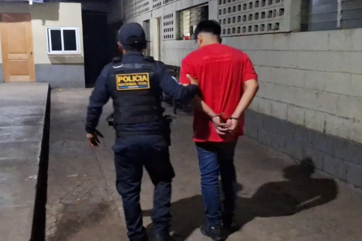 Presunto asaltante atropella a agentes de PNC para evitar detención