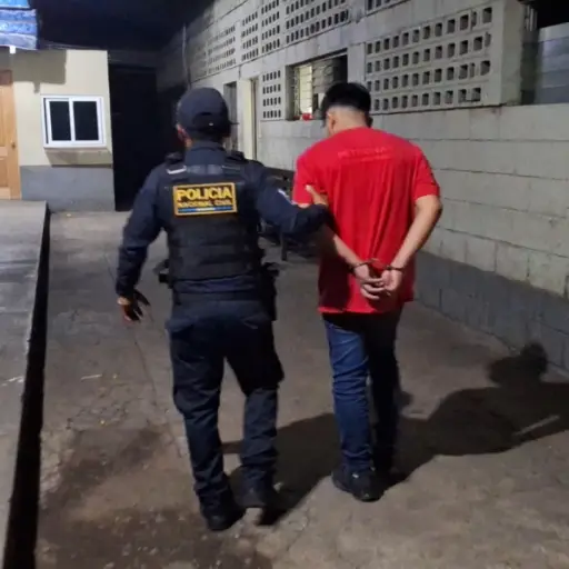 Presunto asaltante atropella a agentes de PNC para evitar detención