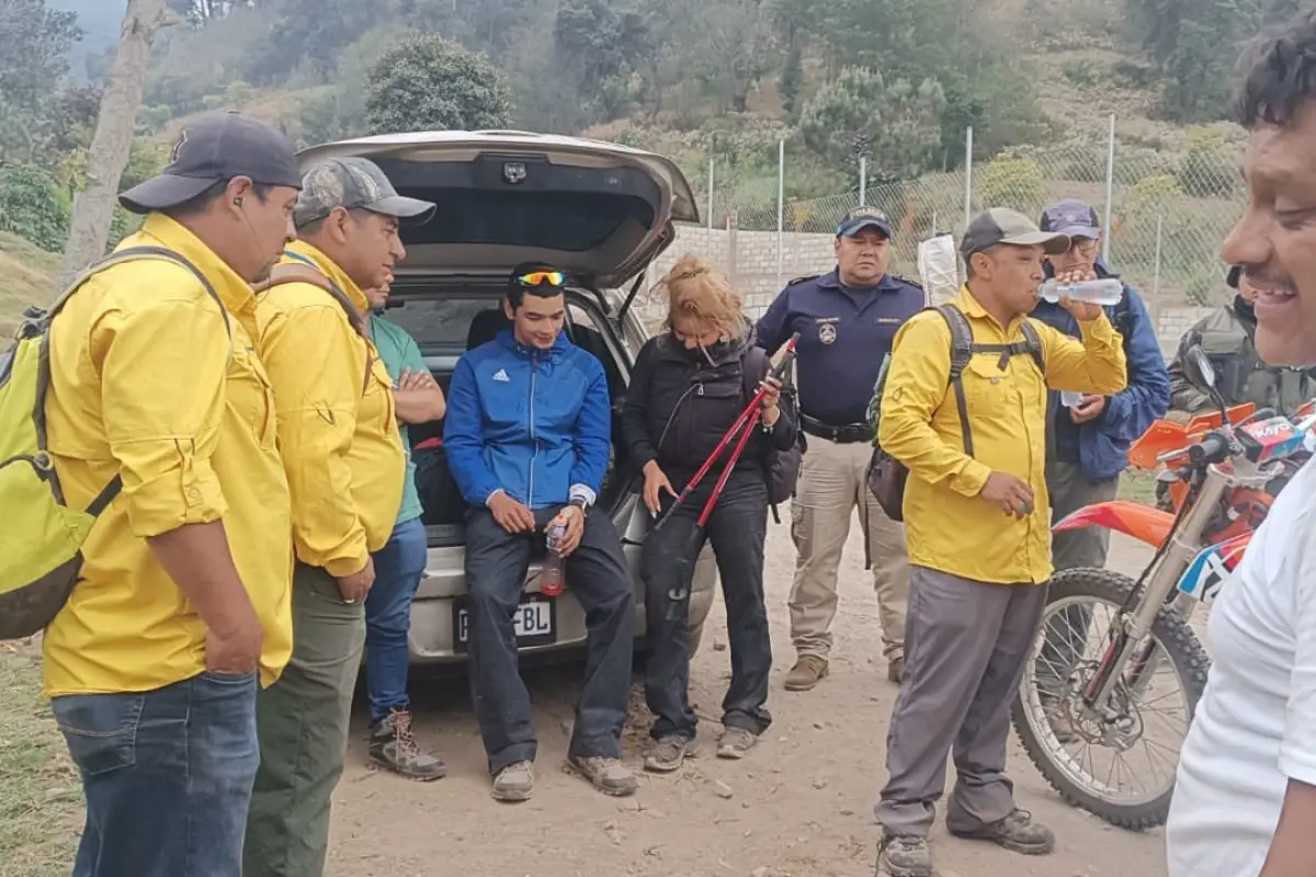 Los turistas fueron rescatados en las faldas del volcÃ¡n Santa MarÃ­a., EjÃ©rcito de Guatemala