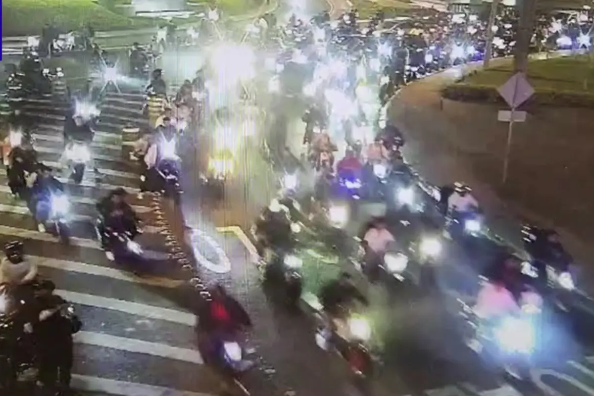 Una concentración de motoristas afecta la circulación vehicular. , Captura de pantalla