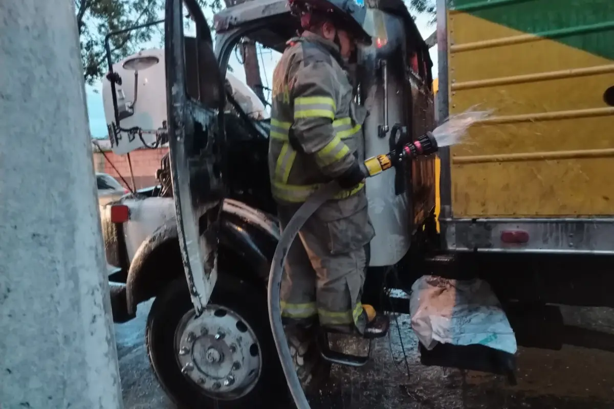 Camión recolector se incendia en zona 6