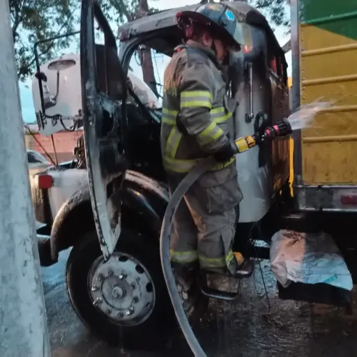 Camión recolector se incendia en zona 6