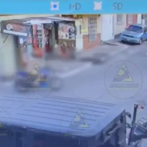 Motorista sin ropa circula por una colonia de zona 18. ,Captura de pantalla video X.