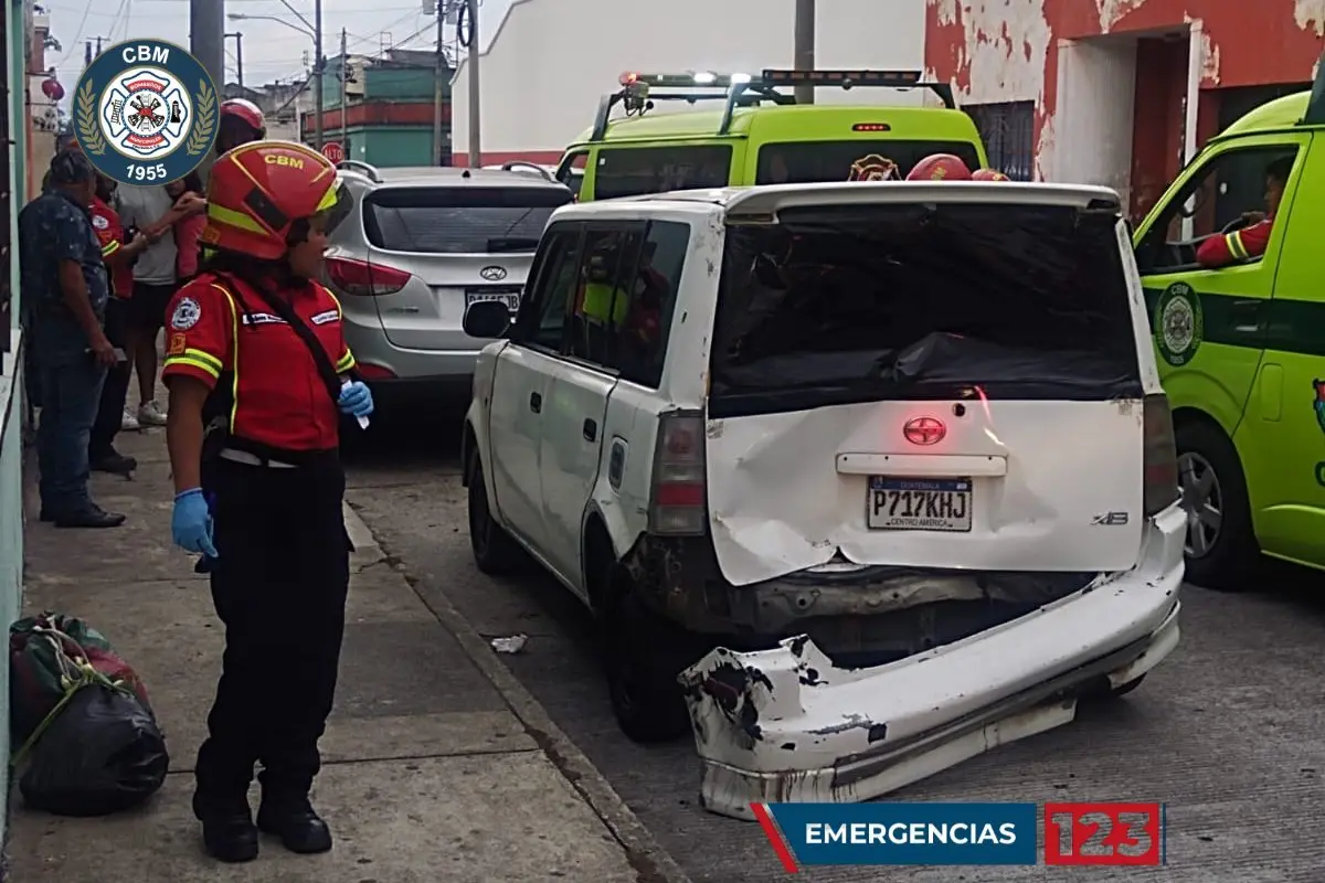 Conductor de taxi herido de bala pide auxilio., Bomberos Municipales. 