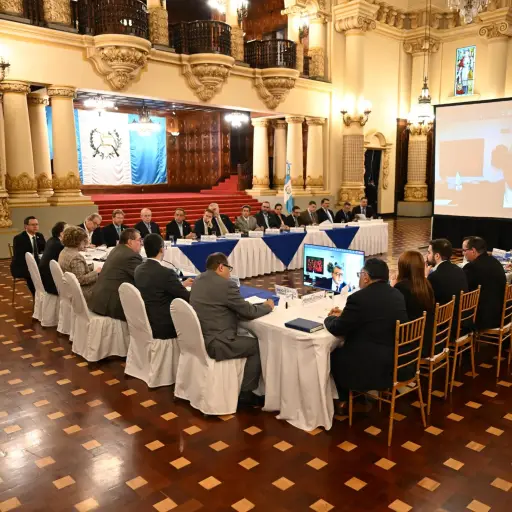 El presidente Bernardo Arévalo y su gabinete sostuvo un encuentro de alto nivel con representantes del sector empresarial. ,Foto X