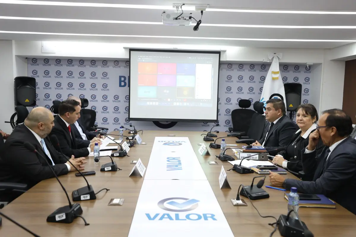 La Comisión de Economía y Comercio Exterior, presidida por el diputado Faver Salazar se reunió de forma híbrida este martes., Foto X