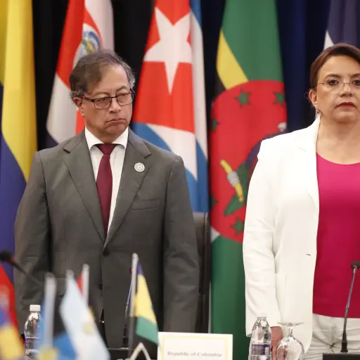 Fotografía de archivo de los presidentes de Colombia, Gustavo Petro, y de Honduras, Xiomara Castro, quien le entregará a su homólogo colombiano la presidencia pro tempore de la Celac. ,Foto EFE