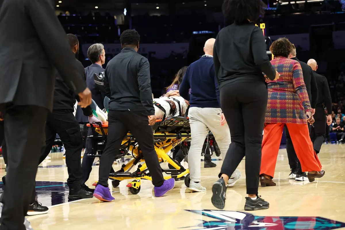Jaylen Wells, jugador de los Memphis Grizzlies de la NBA, protagonizó una caída dramática tras ser víctima de una dura falta en pleno intento de mate - Infobae Deportes