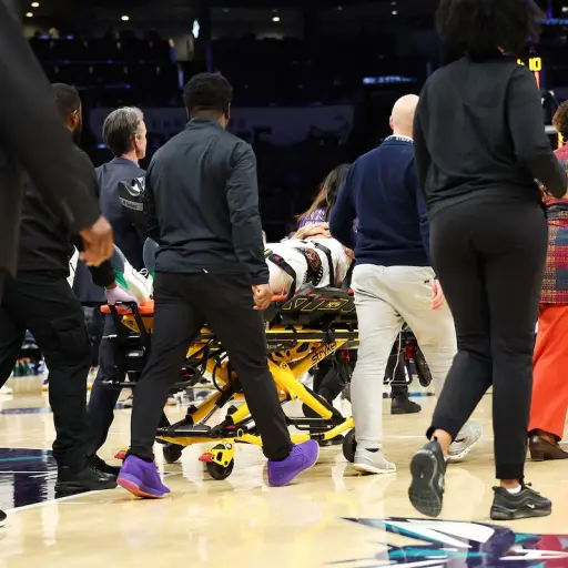 Jaylen Wells, jugador de los Memphis Grizzlies de la NBA, protagonizó una caída dramática tras ser víctima de una dura falta en pleno intento de mate - Infobae Deportes