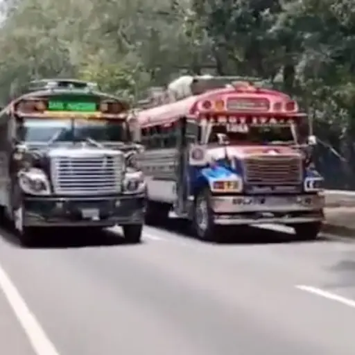 Pilotos realizan carrera en ruta Interamericana. ,Captura de pantalla video X.
