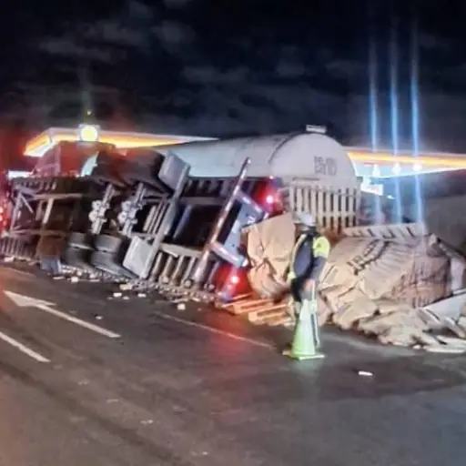 Tráiler volcado obstruye parcialmente el paso en el Periférico