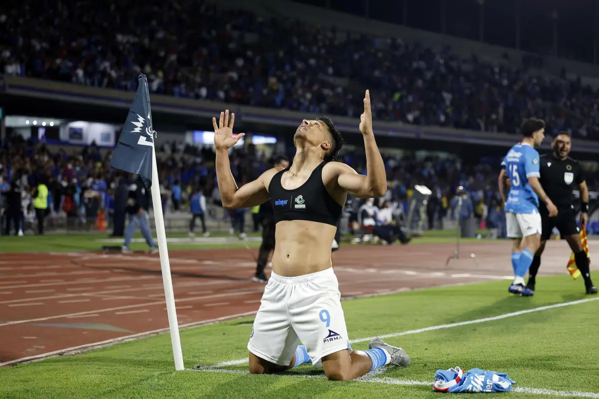 Cruz Azul logró una valiosa victoria por 2-1 sobre el Club América, campeón del fútbol mexicano, y avanzó a las semifinales de la Concachampions - EFE