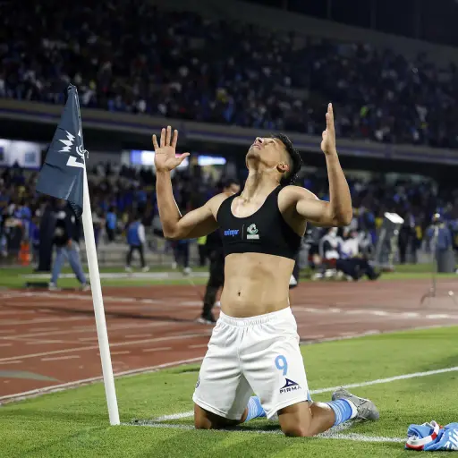 Cruz Azul logró una valiosa victoria por 2-1 sobre el Club América, campeón del fútbol mexicano, y avanzó a las semifinales de la Concachampions - EFE
