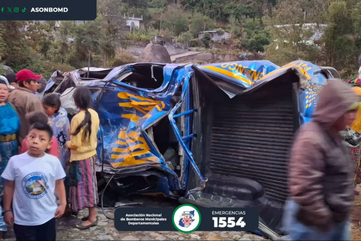 El vehículo policial volcó en un sector de Tajumulco., Bomberos Municipales Departamentales