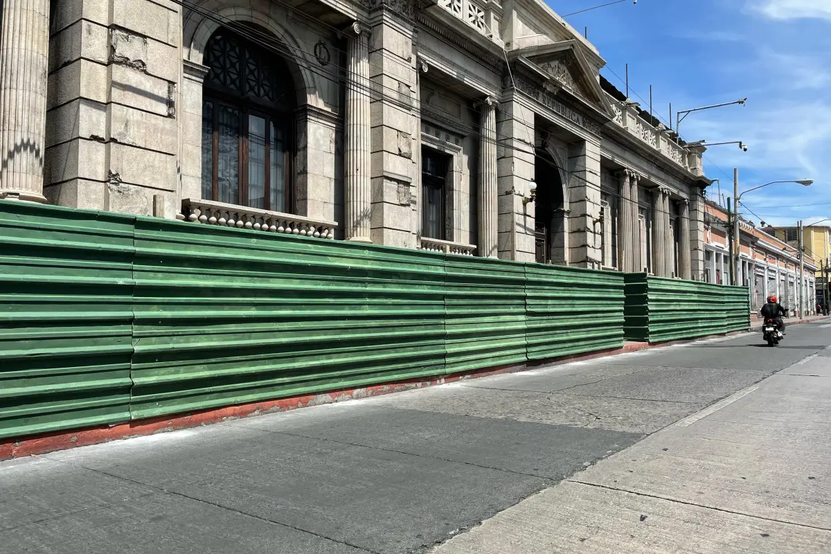 colocan lámina en alrededores del Congreso por mantenimiento