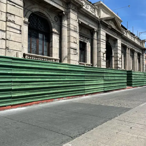 colocan lámina en alrededores del Congreso por mantenimiento