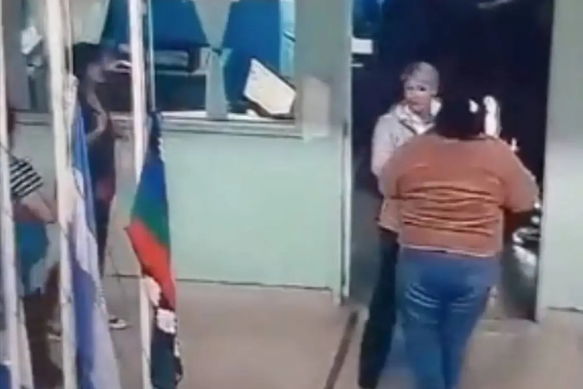 Madre ataca a directora en escuela de Neuquén., Captura de pantalla video X.