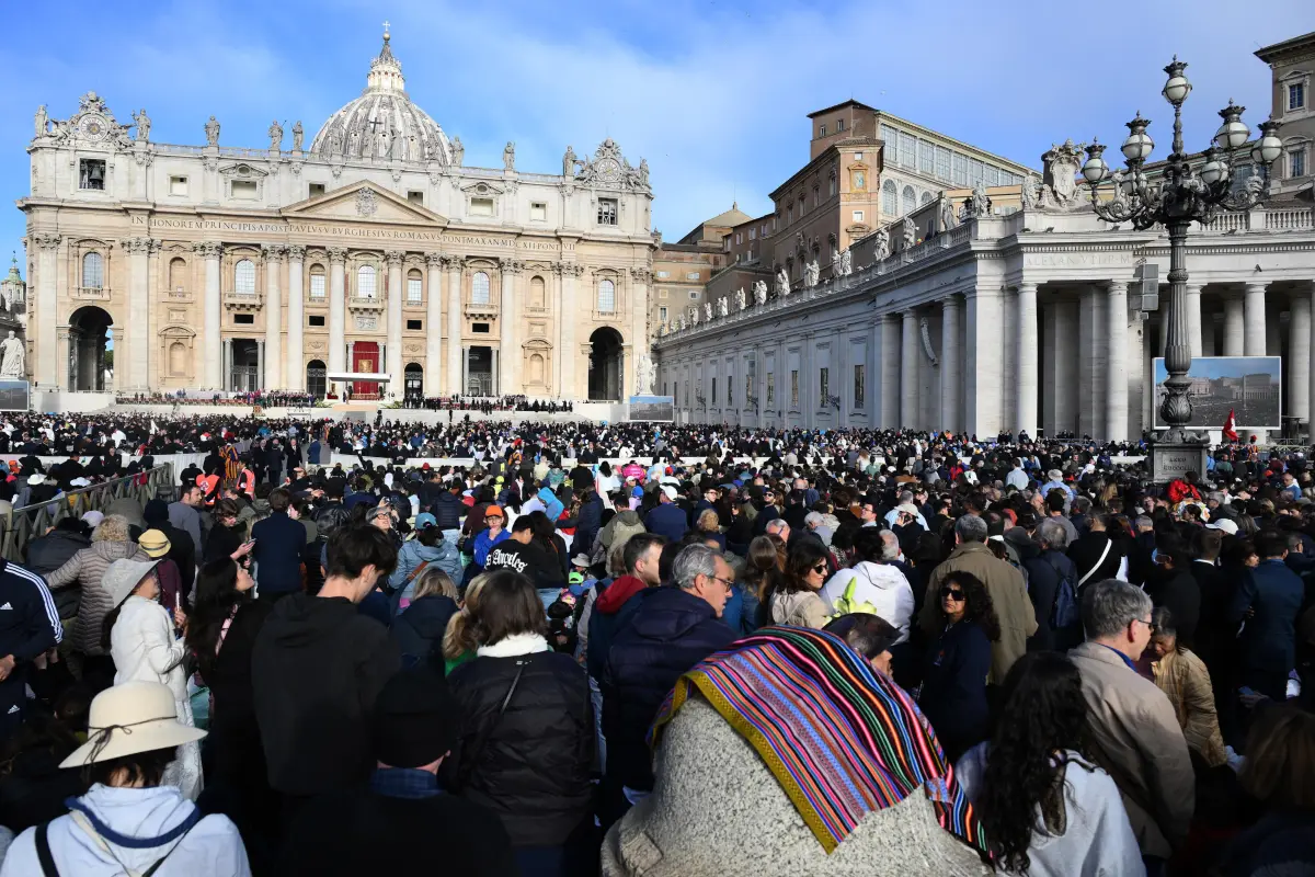 entes esperan el inicio de la misa funeral por el papa Francisco en la Plaza de San Pedro, en el atrio de la Basílica de San Pedro, en la Ciudad del Vaticano., Foto EFE