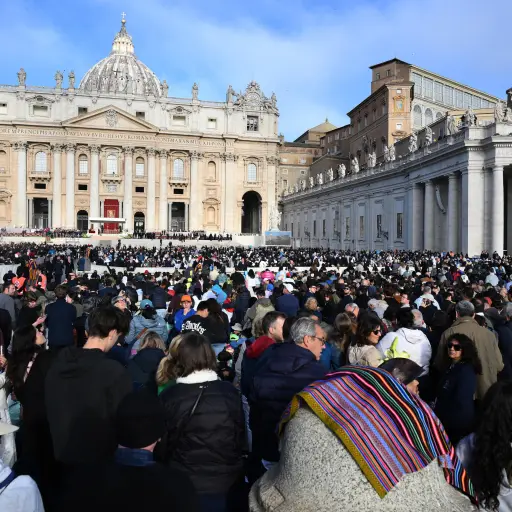 entes esperan el inicio de la misa funeral por el papa Francisco en la Plaza de San Pedro, en el atrio de la Basílica de San Pedro, en la Ciudad del Vaticano. ,Foto EFE