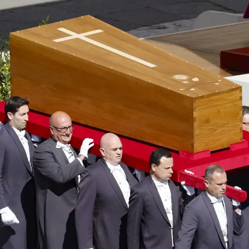 El féretro del papa Francisco es trasladado durante la ceremonia fúnebre del pontífice en la Plaza de San Pedro ,Foto EFE