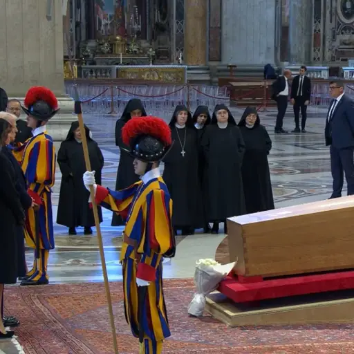 Donald Trump frente al féretro del papa Francisco. ,Captura de pantalla