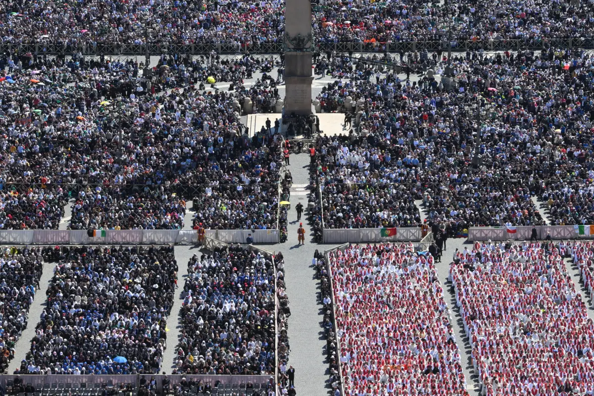 Una vista aérea muestra a los fieles asistiendo a la misa funeral del papa Francisco en la Plaza de San Pedro, en la Ciudad del Vaticano, el 26 de abril de 2025. , Foto EFE