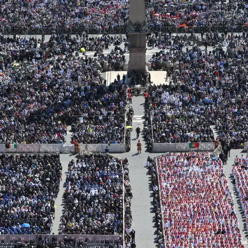 Una vista aérea muestra a los fieles asistiendo a la misa funeral del papa Francisco en la Plaza de San Pedro, en la Ciudad del Vaticano, el 26 de abril de 2025.  ,Foto EFE